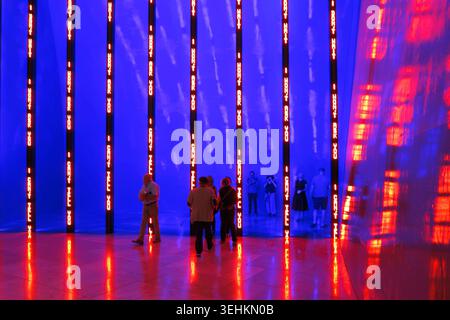 'Nstallation for Bilbao' (1997) Kunstwerk der amerikanischen Künstlerin Jenny Holzer im Guggenheim Museum in Bilbao, Baskenland, Spanien, Europa Stockfoto