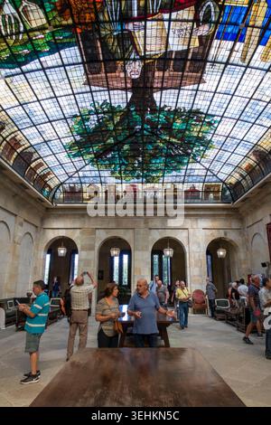 Buntglasdecke im Montagenhaus von Guernica im Baskenland Spanien Stockfoto