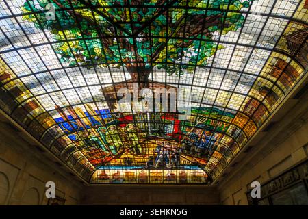 Buntglasdecke im Montagenhaus Casa de Juntas in Guernica, Spanien, mit der berühmten Eiche und historischen baskischen Szenen Stockfoto