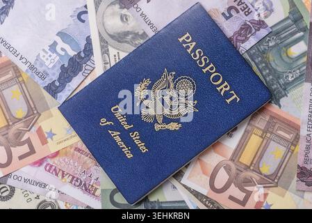 Lebensmittel, internationaler Pass eines US-Bürgers auf dem Hintergrund von Papierscheine verschiedener Länder Stockfoto