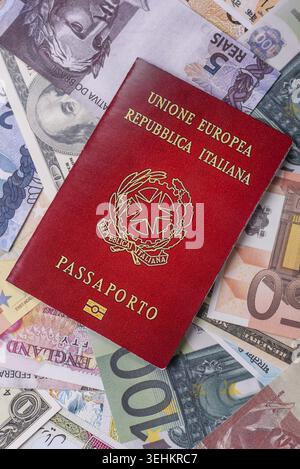 Lebensmittel, internationaler Reisepass eines italienischen Staatsbürgers auf dem Hintergrund von Papierscheine verschiedener Länder Stockfoto