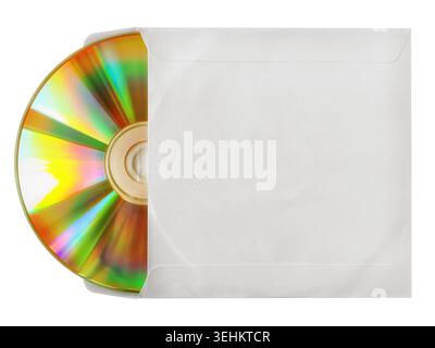 Kompakte Disc mit schillernder Oberfläche, die aus einer weißen Papierhülle herausgleitet, bereit für Daten oder Unterhaltung. Isoliert Stockfoto
