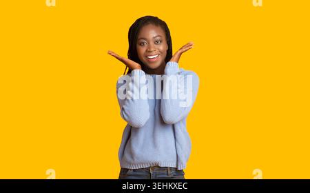 Happy Woman zeigt Freude im kreativen Collage-Stil mit hellgelbem Hintergrund Stockfoto