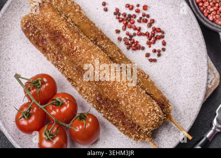 Essen, Lula Kebab Fleisch auf einem Feuer in Panierung mit Salz, Gewürzen und Kräutern auf dunklem Betonhintergrund gebraten Stockfoto