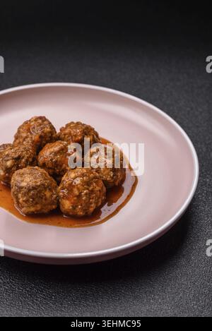 Essen, Fleisch, Fleischbällchen in Tomatensauce, italienische Gerichte, Rind- oder Schweinefleisch mit Salz und Gewürzen. Fleischbällchen mit Tomaten als Hintergrund für Ihr Design Stockfoto
