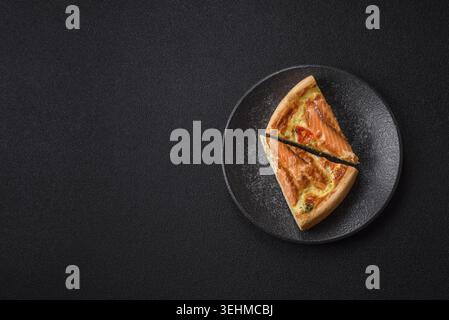 Essen, Quiche, Lachskuchen, Brokkoli, Käse. Quiche Tarte mit Fisch und Gemüse, Käse, Salz und Gewürzen, gesunde Lebensmittel Stockfoto
