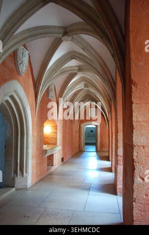 Eleganter gotischer Korridor in der Kuressaare Festung in Kuressaare mit gewölbten Decken, Steinbögen und historischer mittelalterlicher Architektur Stockfoto
