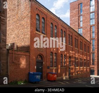 Die Sharp Street Ragged School, gegründet 1853, ist ein viktorianisches Gebäude aus rotem Backstein im Irk Valley, Manchester. Stockfoto