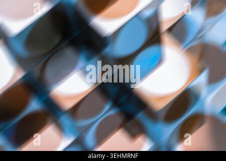 Ein lebendiges abstraktes Bild mit mehrfarbigen geometrischen Formen. Überlappende Kreise und Linien erzeugen einen dynamischen Hintergrund mit einem Gefühl von Tiefe und Stockfoto