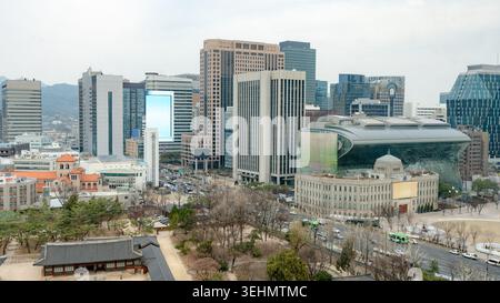 Panoramablick auf den Seoul Square mit dem Glasgebäude des Rathauses, der Seoul Metropolitan Library gegenüber und dem Deoksugung Palace im Stadtzentrum von Seoul Stockfoto