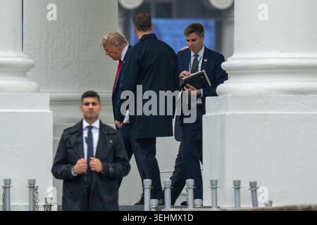 Washington, DC, USA. Mai 2026. Präsident DONALD TRUMP verlässt am 25. Mai 2026 das Weiße Haus zum Arlington National Cemetery zum Memorial Day (Foto: © Andrew Leyden/ZUMA Press Wire) NUR ZUR REDAKTIONELLEN VERWENDUNG! Nicht für kommerzielle ZWECKE! Stockfoto