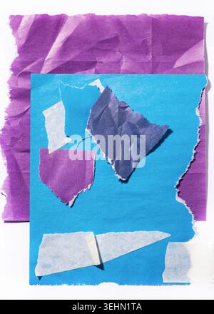 Gerissene blaue, lila und grüne Papierstücke schaffen einen abstrakten Hintergrund mit unterschiedlichen Texturen und Formen, moderne kreative Mockup Stockfoto