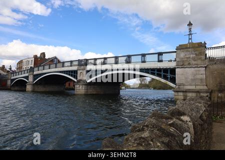 Die Eton Bridge verbindet das historische Eton mit dem königlichen Windsor über die Themse in Berkshire, England. Stockfoto