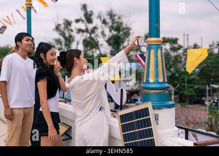 Junge asiatische Freunde, die gerne reisen, Selfie mit dem Smartphone machen, Spaß haben Stockfoto