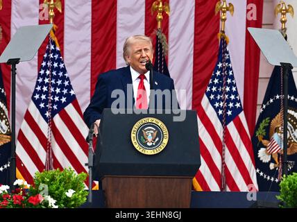 Arlington, Usa. Mai 2026. US-Präsident Donald J Trump hält am Memorial Day, Montag, den 25. Mai 2026, im Amphitheater eine Rede, nachdem er einen Kranz am Grab der Unbekannten auf dem Arlington National Cemetery in Arlington, Virginia gelegt hatte.Credit: Kyle Mazza/Pool via CNP Credit: Abaca Press/Alamy Live News Stockfoto