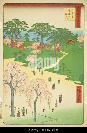 Temple Gardens in Nippori von Utagawa Hiroshige, 1857, zeigt Besucher, die durch einen Garten mit weinenden Kirschbäumen, hohen Kiefern und blühenden Sträuchern neben einem Teich schlendern Stockfoto