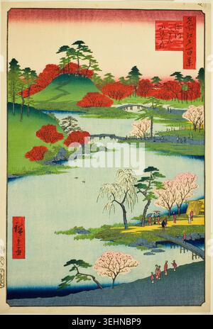 Eröffnung des Gartens am Fukagawa Hachiman-Schrein von Utagawa Hiroshige, 1857, mit einem Landschaftsgarten, in dem Besucher zwischen Kirsch- und Ahornbäumen neben gewundenen Wasserstraßen und Brücken schlendern Stockfoto