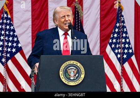 Arlington, Usa. Mai 2026. US-Präsident Donald J Trump hält am Memorial Day, Montag, den 25. Mai 2026, im Amphitheater eine Rede, nachdem er einen Kranz am Grab der Unbekannten auf dem Arlington National Cemetery in Arlington, Virginia gelegt hatte.Credit: Kyle Mazza/Pool via CNP Credit: Abaca Press/Alamy Live News Stockfoto