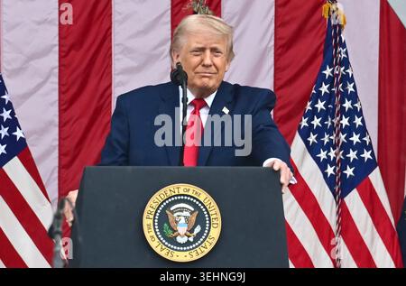 Arlington, Usa. Mai 2026. US-Präsident Donald J Trump hält am Memorial Day, Montag, den 25. Mai 2026, im Amphitheater eine Rede, nachdem er einen Kranz am Grab der Unbekannten auf dem Arlington National Cemetery in Arlington, Virginia gelegt hatte.Credit: Kyle Mazza/Pool via CNP Credit: Abaca Press/Alamy Live News Stockfoto