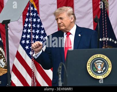 Arlington, Vereinigte Staaten Von Amerika. Mai 2026. US-Präsident Donald J Trump gibt Gesten, als er am Memorial Day, Montag, den 25. Mai 2026, einen Kranz am Grab der Unbekannten auf dem Arlington National Cemetery in Arlington, Virginia, im Amphitheater hält.Credit: Kyle Mazza/Pool/SIPA USA Credit: SIPA USA/Alamy Live News Stockfoto
