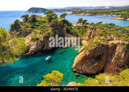 Versteckte Bucht in Cala Sa Corbatera mit Boot, Costa Brava, in der Region Palamos Stockfoto