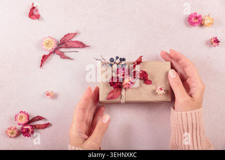 Verfahren zum Einpacken und Verzieren von Geschenken mit getrockneten Blumen Stockfoto