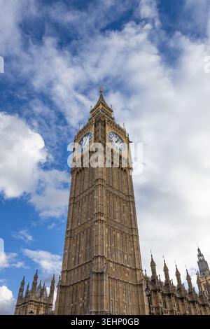 Großer Ben-Uhrenturm gegen blauen Himmel in London Stockfoto