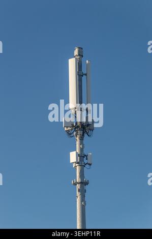 Detail der GSM-Station auf blauem Hintergrund. Stockfoto