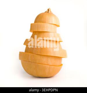 Kreatives Schneiden von Kürbisscheiben auf weißem Hintergrund Stockfoto