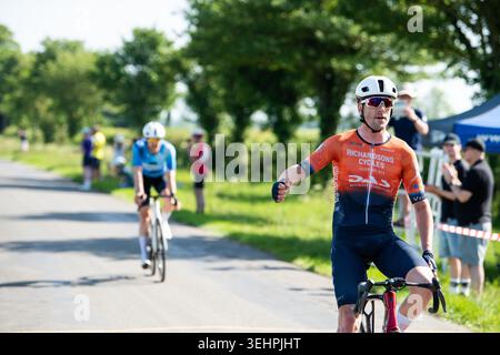 Grantham, Vereinigtes Königreich, 25. Mai 2026. Während das Land am heißesten Mai-Tag gebacken wird, nimmt das britische Radfeld am GA Bennett Road Race in der Landschaft außerhalb Granthams Teil. Will Perrett (das Richardsons) gewinnt den Sieg vor Clay Davies (Ride Revolution Coaching) Credit: Joe Hudson/Alamy Live News Stockfoto