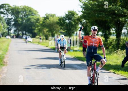 Grantham, Vereinigtes Königreich, 25. Mai 2026. Während das Land am heißesten Mai-Tag gebacken wird, nimmt das britische Radfeld am GA Bennett Road Race in der Landschaft außerhalb Granthams Teil. Will Perrett (das Richardsons) gewinnt den Sieg vor Clay Davies (Ride Revolution Coaching) Credit: Joe Hudson/Alamy Live News Stockfoto