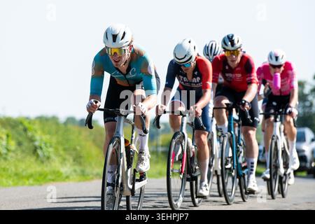 Grantham, Vereinigtes Königreich, 25. Mai 2026. Während das Land am heißesten Mai-Tag gebacken wird, nimmt das britische Radfeld am GA Bennett Road Race in der Landschaft außerhalb Granthams Teil. Quelle: Joe Hudson/Alamy Live News Stockfoto