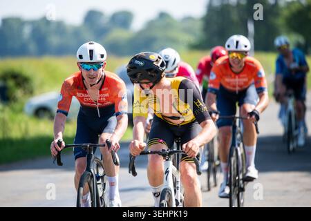 Grantham, Vereinigtes Königreich, 25. Mai 2026. Während das Land am heißesten Mai-Tag gebacken wird, nimmt das britische Radfeld am GA Bennett Road Race in der Landschaft außerhalb Granthams Teil. Quelle: Joe Hudson/Alamy Live News Stockfoto