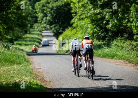 Grantham, Vereinigtes Königreich, 25. Mai 2026. Dean Watson #59 (Doncaster Wheelers CC) und will Perrett #38 (das Richardsons) führen beim GA Bennett Road Race den Weg durch die grünen Grantham Gassen. Quelle: Joe Hudson/Alamy Live News Stockfoto