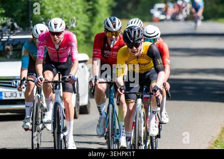 Grantham, Vereinigtes Königreich, 25. Mai 2026. Während das Land am heißesten Mai-Tag gebacken wird, nimmt das britische Radfeld am GA Bennett Road Race in der Landschaft außerhalb Granthams Teil. Quelle: Joe Hudson/Alamy Live News Stockfoto