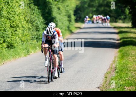 Grantham, Vereinigtes Königreich, 25. Mai 2026. Dean Watson (Doncaster Wheelers CC) führt an der Spitze des Rennens will Perrett (das Richardsons) an. Quelle: Joe Hudson/Alamy Live News Stockfoto