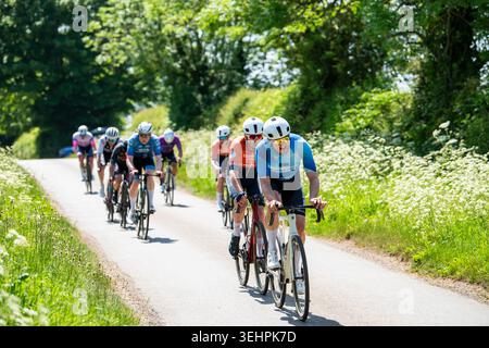 Grantham, Vereinigtes Königreich, 25. Mai 2026. Die Hauptgruppe der Fahrer, angeführt von Clay Davies (Ride Revolution Coaching), macht sich durch die engen Landstraßen außerhalb von Grantham. Quelle: Joe Hudson/Alamy Live News Stockfoto
