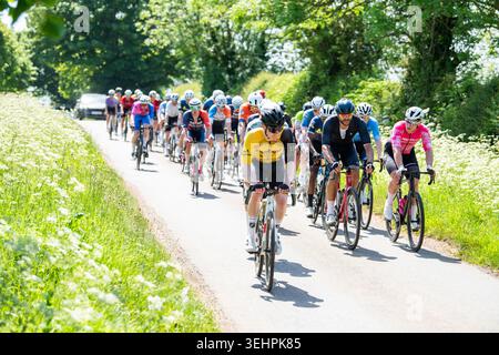 Grantham, Vereinigtes Königreich, 25. Mai 2026. Während das Land am heißesten Mai-Tag gebacken wird, nimmt das britische Radfeld am GA Bennett Road Race in der Landschaft außerhalb Granthams Teil. Quelle: Joe Hudson/Alamy Live News Stockfoto
