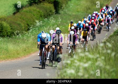Grantham, Vereinigtes Königreich, 25. Mai 2026. Während das Land am heißesten Mai-Tag gebacken wird, nimmt das britische Radfeld am GA Bennett Road Race in der Landschaft außerhalb Granthams Teil. Quelle: Joe Hudson/Alamy Live News Stockfoto