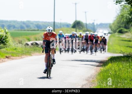 Grantham, Vereinigtes Königreich, 25. Mai 2026. Der spätere Gewinner des GA Bennett Road Race will Perrett (das Richardsons) versucht eine frühe Pause vom Hauptfeld. Quelle: Joe Hudson/Alamy Live News Stockfoto