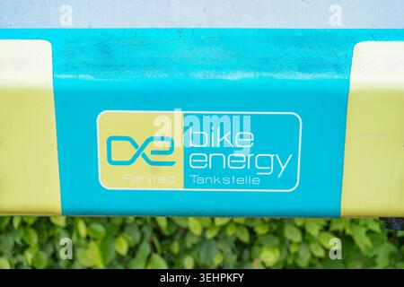 Roth, Deutschland, 05.17.2026 Nahaufnahme einer hellblauen Kunststoffplatte mit dem gelb-weißen Bike Energy Logo auf einem E-Bike-Ladevorgang Stockfoto