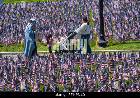Über 37.000 amerikanische Flaggen werden am Boston Common am Soldiers and Sailors Monument als jährliche Gedenkfeier angebracht. Jede Flagge ehrt ein gefallenes Mitglied des Massachusetts-Dienstes, das sein Leben für die Verteidigung des Landes opferte, das bis in den Unabhängigkeitskrieg zurückreicht. Stockfoto