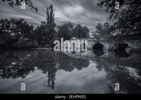 Schwarz-weiß-Blick auf die historische Römische Brücke in der Nähe von Ilidža, Bosnien und Herzegowina Stockfoto