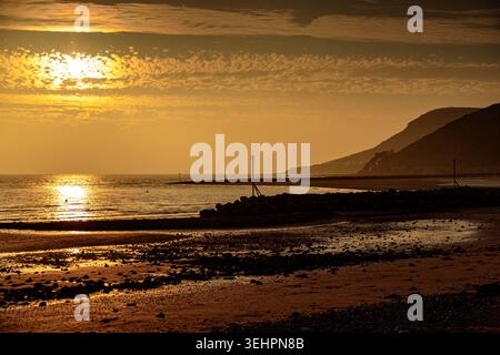 Sonnenuntergang über der Westküste, Llandudno an der Küste von Nordwales Stockfoto