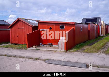Skurbyen in Skagen, Dänemark, ist ein Gebiet am Hafen, das aus charakteristischen roten Holzhäusern, alten Bootshäusern und Lagerhäusern besteht. Stockfoto