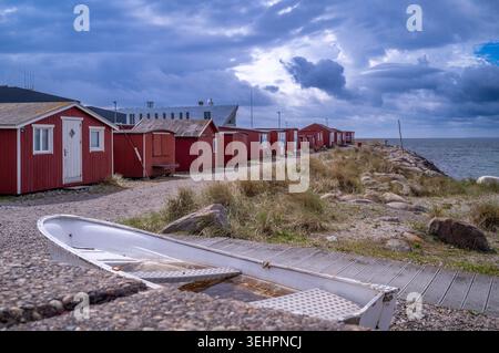 Skurbyen in Skagen, Dänemark, ist ein Gebiet am Hafen, das aus charakteristischen roten Holzhäusern, alten Bootshäusern und Lagerhäusern besteht. Stockfoto