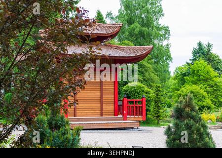 Traditioneller japanischer Pagode-Pavillon im üppigen botanischen Zen-Garten Stockfoto
