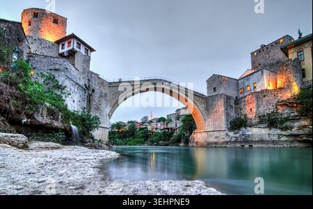 Stari Most Brücke über den Neretva Fluss in Mostar, Bosnien und Herzegowina Stockfoto