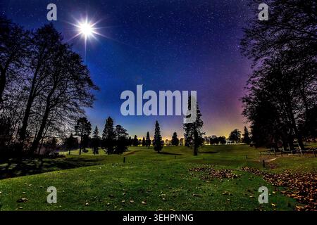 Die englische Landschaft im Mondlicht unter einem sternenübersäten Himmel, während das letzte Flüstern des Sonnenuntergangs in die surreale Nacht verblasst. Stockfoto