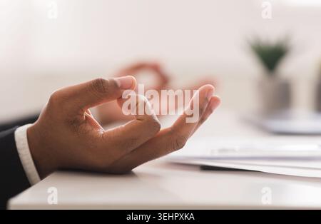 Nahaufnahme der Männerhände in meditierender Geste Stockfoto